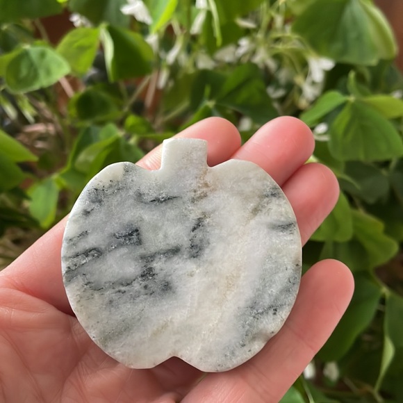 🍏Tourmalinated Quartz Crystal Apple Slice🍏 ~ Hand Carved - Picture 3 of 10